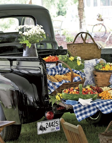 Picnics are great fun when Entertaining Sonoma Styel!-image via Country Living