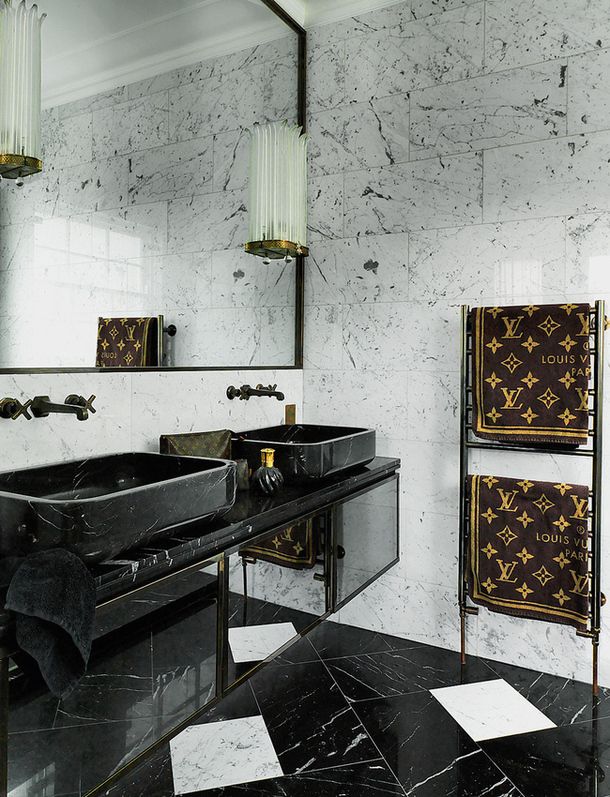 Black Bathrooms-image via Sukio-designer Colin Radcliffe's home