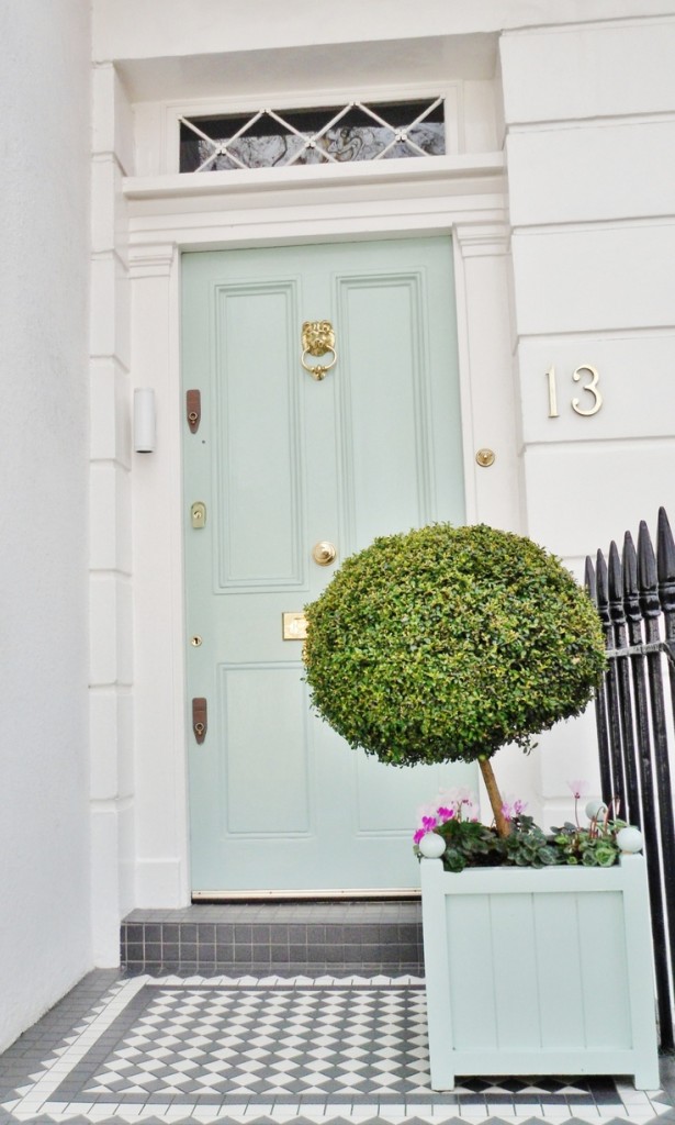 Entry to a townhome in Chelsea, London-image via the Life the Style on Tumbler